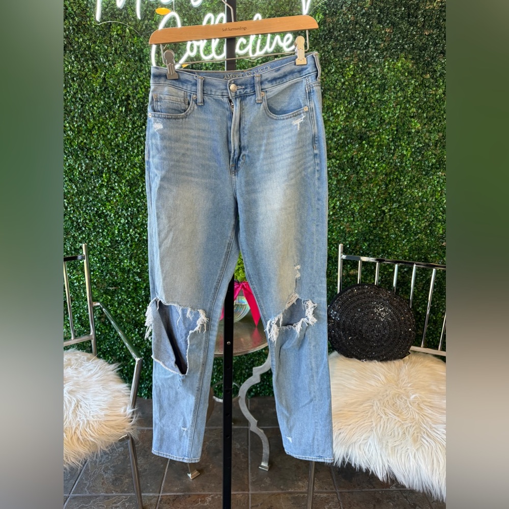 American Eagle Outfitters The Mom Jean size 6